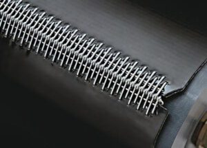 Drahthakenverbinder an einem Transportband