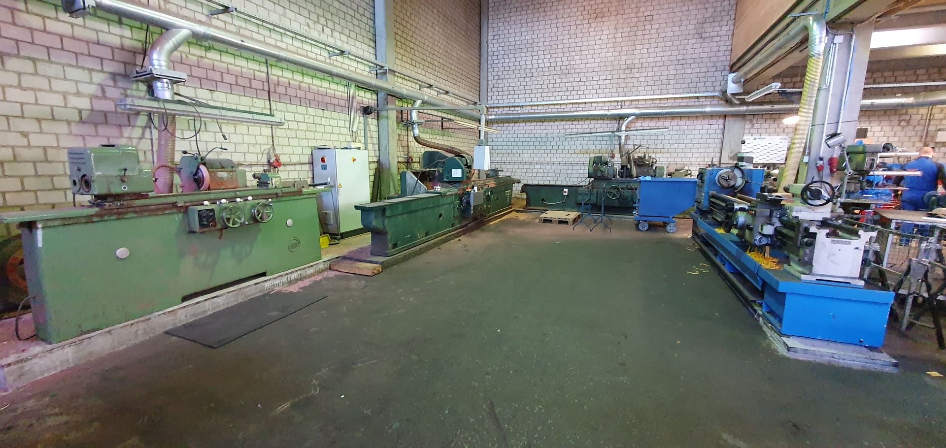 Fertigungshalle mit Materiallager bei STA-Simon