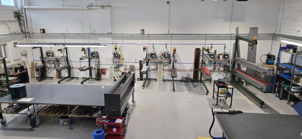 Fertigungs- und Montagetische in der Produktionshalle