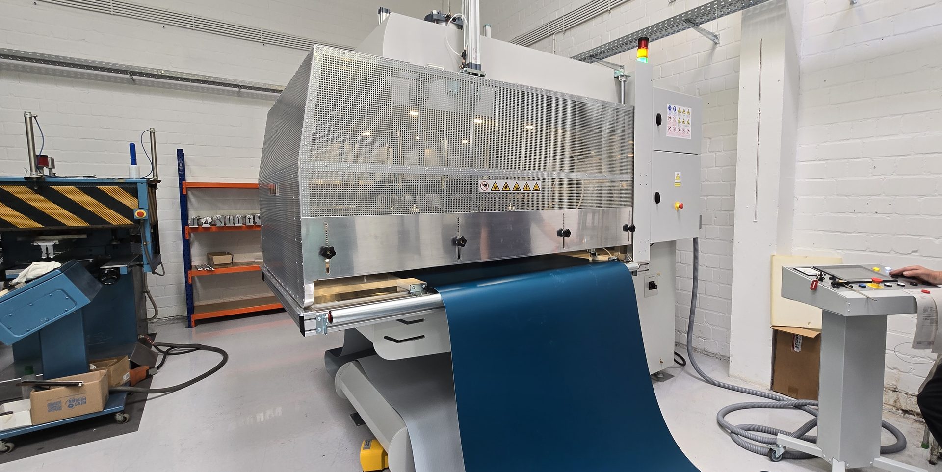 Moderne Konfektioniermaschine mit Transportband bei STA-Simon