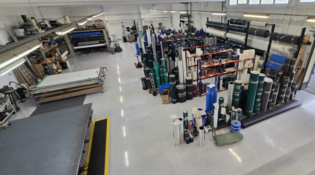 Helle Produktionshalle von STA-Simon mit Materiallager und Fertigungstischen