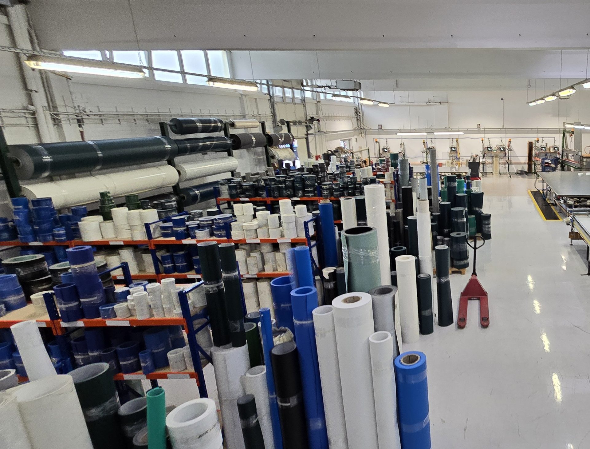 Materiallager mit Band- und Riemenrollen in vielen Qualitäten
