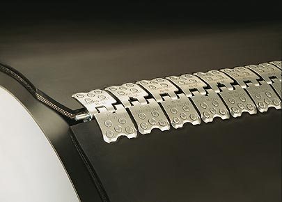 Scharnierverbinder aus Edelstahl an einem Transportband