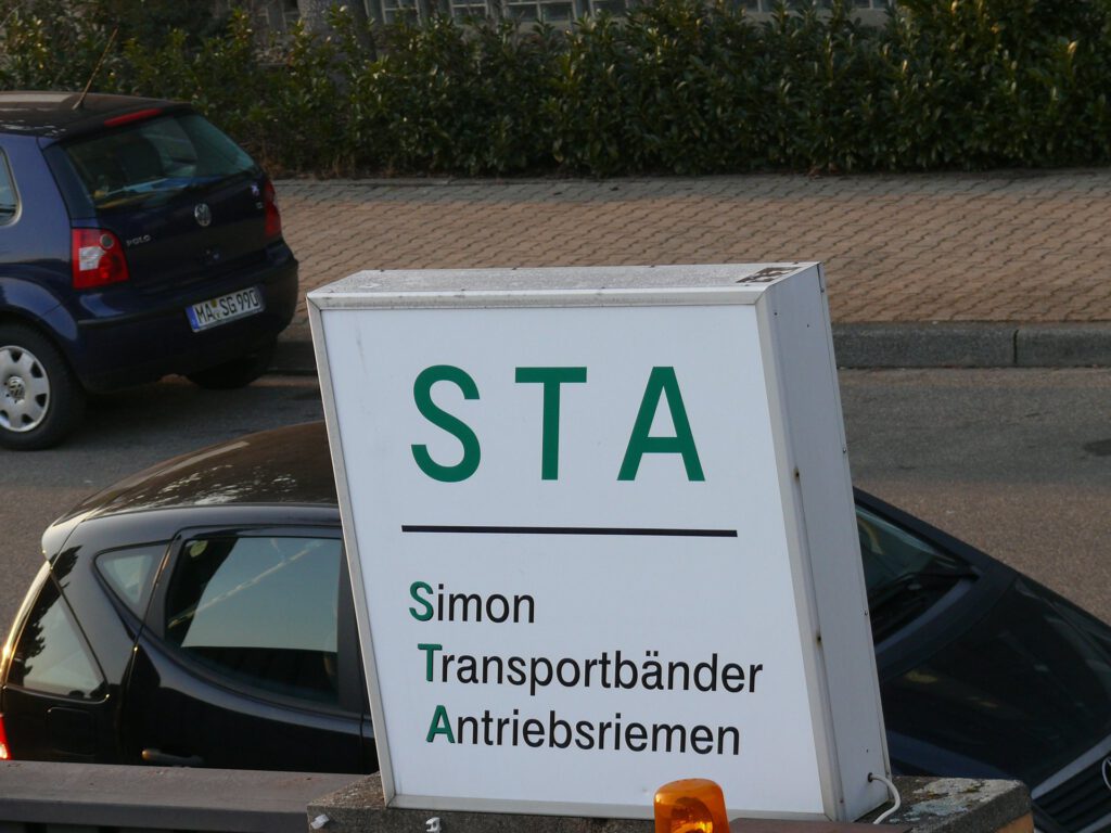 Firmenschild der STA-Simon GbR am Standort Mannheim-Käfertal